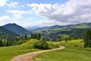 Jak wycieczki szkolne wspierają edukację i integrację klas?